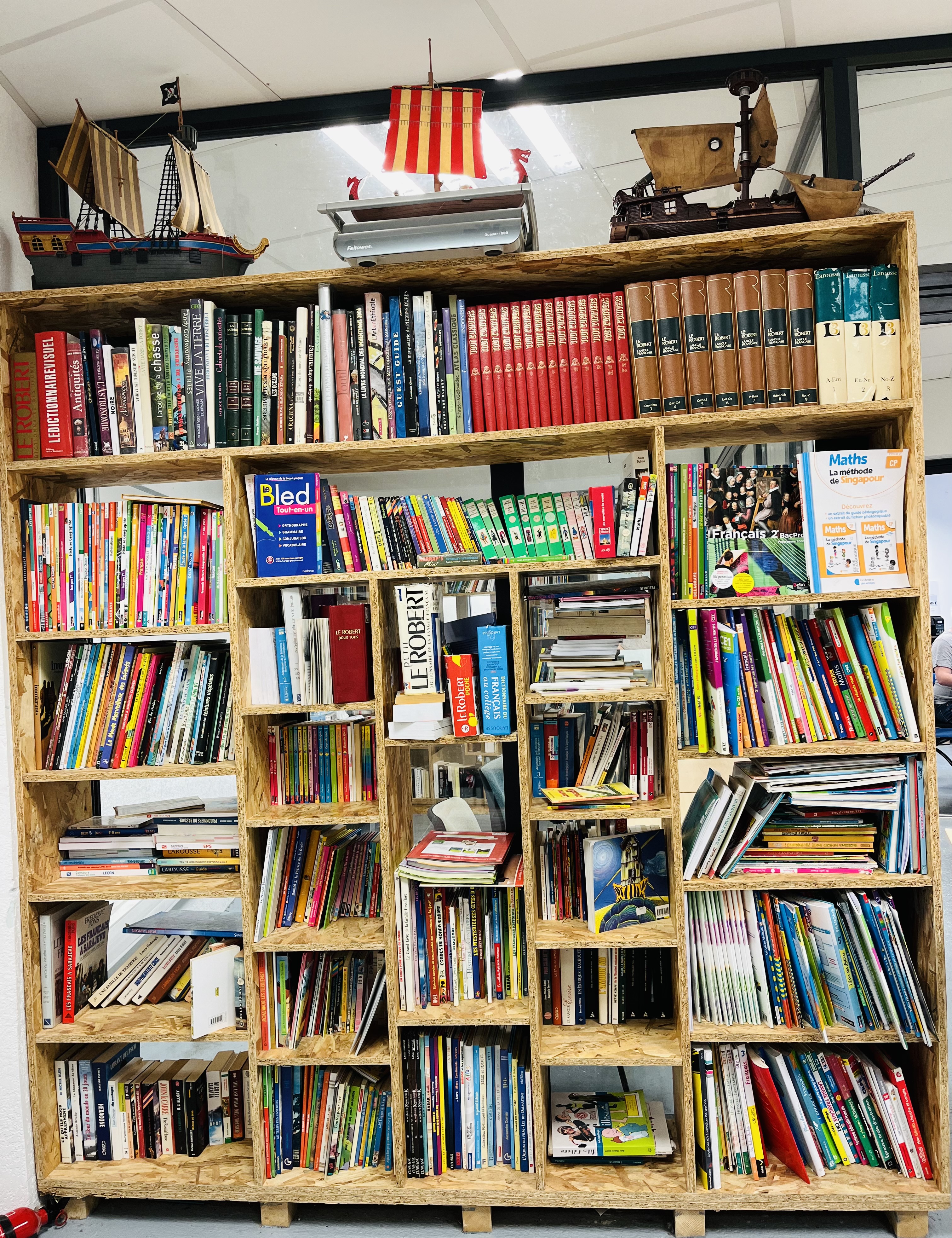 LA BIBLIOTHEQUE  Notre association dispose de sa propre bibliothèque. Vous avez la possibilité de venir consulter ou emprunter des ouvrages.     Pour plus d'informations, contactez nous !